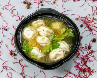 Bulion z pielmieniami