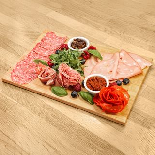 Deska włoskich wędlin