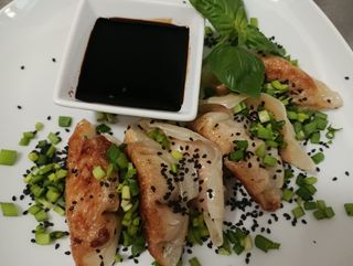 Pierożki Gyoza z kurczakiem i kimchi 6 szt z sosem sojowym