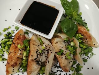 Pierożki Gyoza z wieprzowiną i warzywami 6 szt