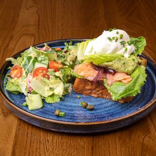 Tost z jajem i rybką 