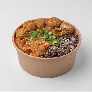 Czarny ryż z sosem butter tofu i klopsami jarmużowymi