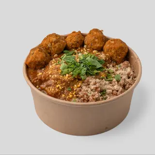 Kasza gryczana z sosem butter tofu i klopsami batatowymi