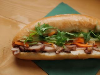 Kanapka Banh Mi z kurczakiem w sezamie﻿