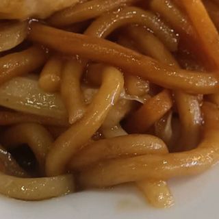 makaron z warzywami i wołowiną