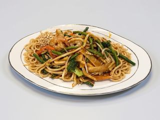 Makaron smażony z krewetkami