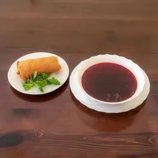 Barszczyk czerwony z krokietem.