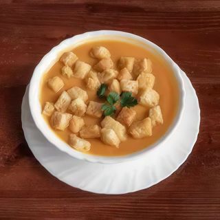 Krem z pieczonej dyni z mlekiem kokosowym i grzankami.