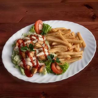 Gyros z frytkami, kapustą pekińską, sosem czosnkowym i ketchupem.