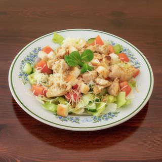 Sałatka cezar z piersią z kurczaka