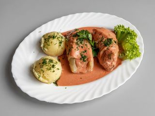 Gołąbki w sosie pomidorowym 2 szt. z ziemniakami.