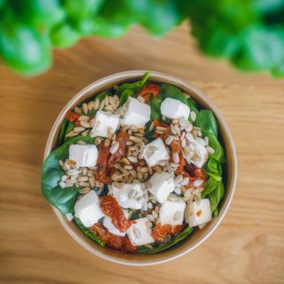 Sałatka ze szpinakiem i serem feta