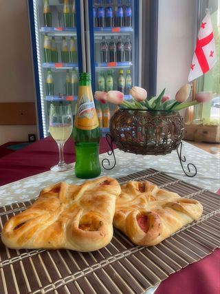 Chaczapuri "Phenovani"bazilia z pomidoram