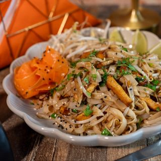 SMAŻONY MAKARON Z TOFU (CHAR KWAY TEOW)