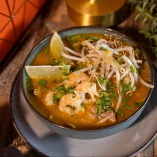 KOKOSOWA ZUPA Z KREWETKAMI (LAKSA)