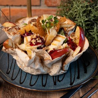 SAŁATKA Z PLACKIEM ZIEMNIACZANYM I  HALLOUMI 330g