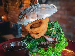 BURGER W PĄCZKU TYLKO TŁUSTY CZWARTEK