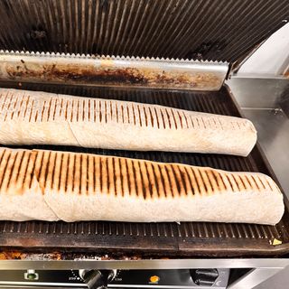 Kebab tortilla duży  w frytki i ser