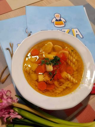 Rosół domowy z makaronem