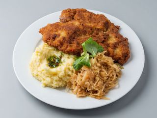 Schabowy z ziemniakami i kapustą zasmażaną