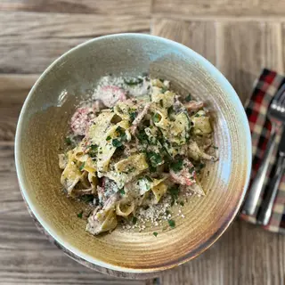 Papardelle z boczkiem w sosie śmietanowo serowym