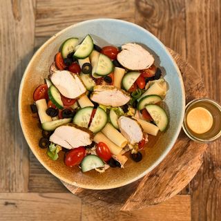 Sałatka z kurczakiem i rigatoni