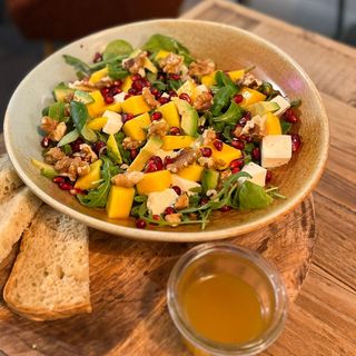 Sałatka z mozzarellą i mango  NOWOŚĆ