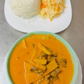 Wołowina czerwona sosie curry  i ananas 