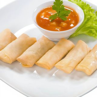 Sajgonki wegetariańskie z surówką