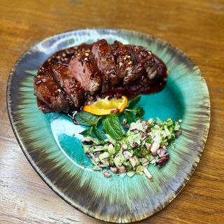 GRILLOWANA POLĘDWICA WIEPRZOWA W SOSIE Z GRANATÓW (NA OSTRO) 300G