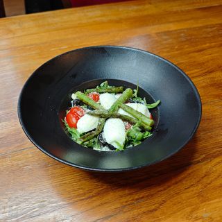 SAŁATKA Z GRILLOWANYMI SZPARAGAMI 250G