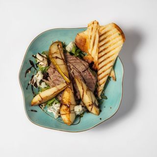 SAŁATKA Z WOŁOWINĄ