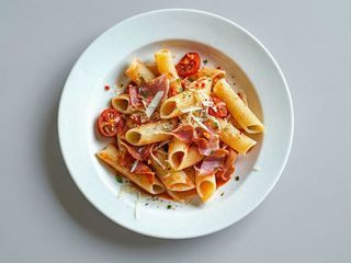 Pasta z suszonymi pomidorami i szynką parmeńską