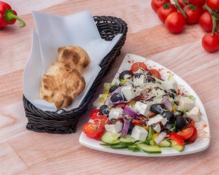 02. Sałatka z serem favita