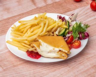 02. Zestaw Ser panierowany + frytki + surówka 