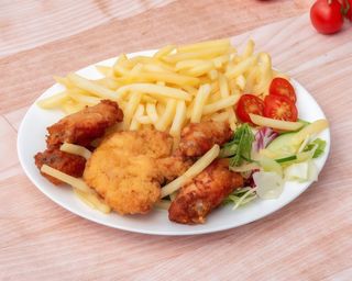 03. Zestaw Strips + skrzydelka + frytki + surówka