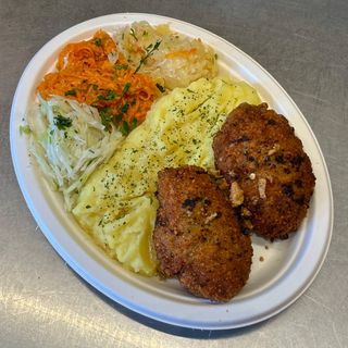 Kotlet mielony (2 szt) + puree ziemniaczane + surówka z kiszonej kapusty