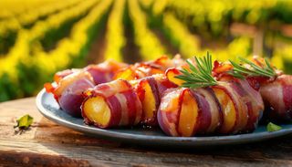 Śliwki kalifornijskie owinięte w bekon 8szt