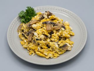 Jajecznica na pieczarkach 