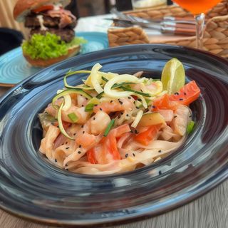 Makaron ryżowy z krewetkami