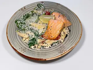 Makaron Penne z pieczonym łososiem