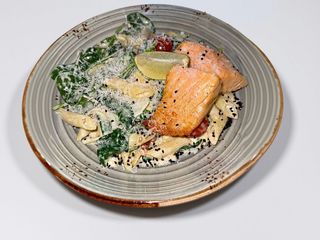 Makaron Penne z pieczonym łososiem