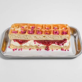 Gofr biała czekolada malina