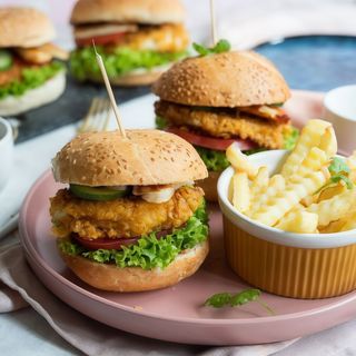 Mini burger z kurczakiem i frytkami