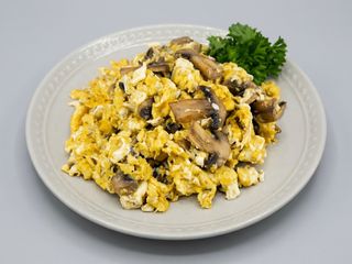 Jajecznica na pieczarkach