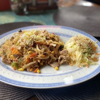 Makaron z wołowiną 			150g