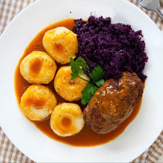 Rolada śląska wołowa z modrą kapustą i kluskami śląskimi