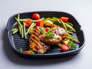 Grillowany filet z kurczaka, frytki belgijskie, zestaw surówek 
