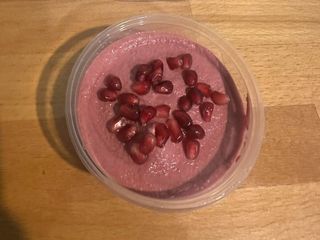 Hummus buraczany 200 gram w zestawie z pitą