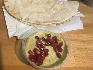 Hummus pistacjowy 200 gram w zestawie z pitą
